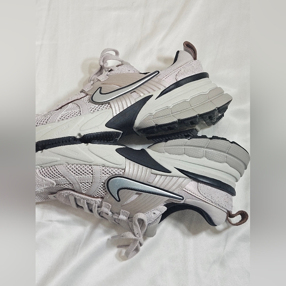 NIKE V2K RUN 'PLATINUM VIOLET' Sz 8.5 - Picture 7 of 12